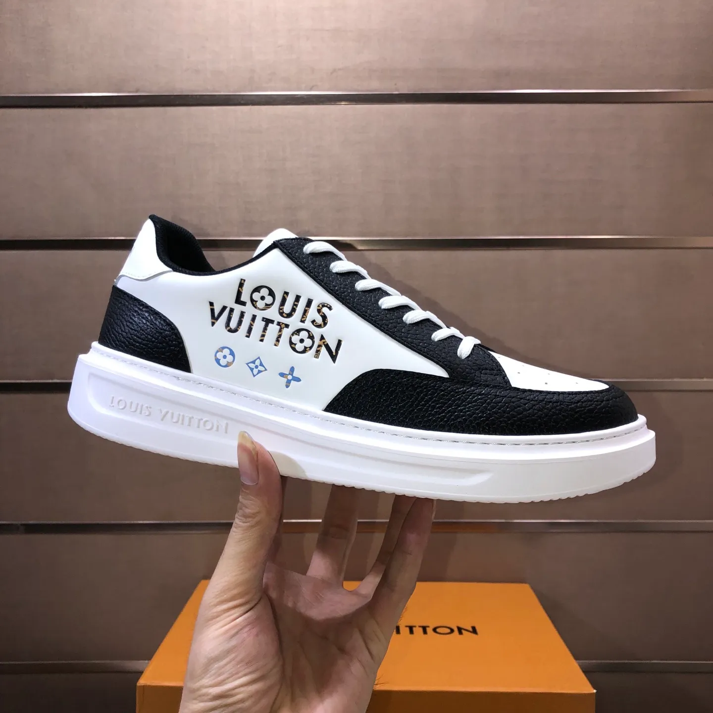 Factory batch 640💰original development, quality shipment, welcome to compare - LV sneaker series sports shoes introduce the loose silhouette of the ready-to-wear series into the spring and summer men's wear shows and make an eye-catching appearance. The cow leather upper is combined with rough fabric laces, and colorful beading highlights the brand's classic elements. LV letters mark the tongue and Monogram floral outsole. Mixed materials Made of top-grain cowhide, thick shoelace design, large Monogram print on the side, mesh lining and cotton feet, the comfort is as extreme as ever, premium heritage, quality first, worth owning! Size: Men’s 38-45 (45 is custom-made and cannot be returned or exchanged)